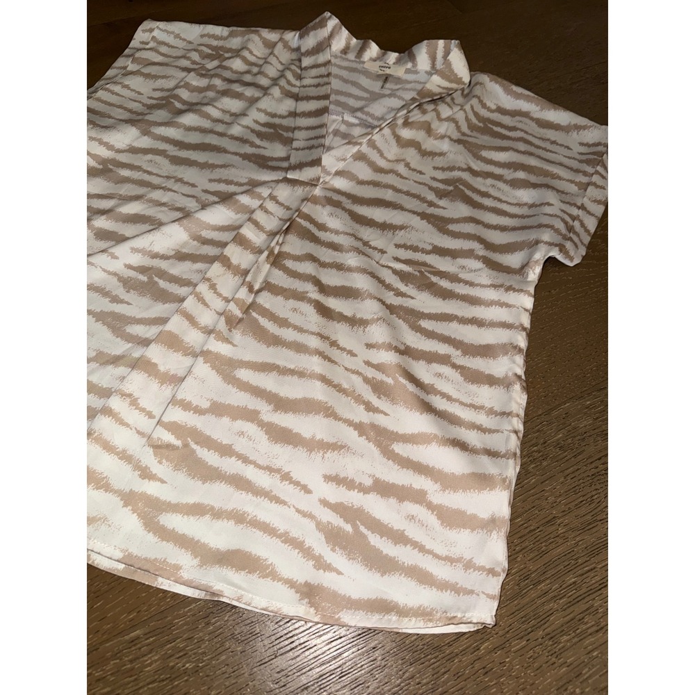 Entro Tan Cream Zebra Animal Print V-Neck Short Sleeve Blouse Top Medium - Picture 3 of 5